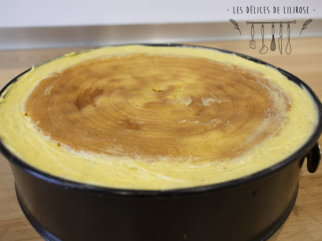 Recouvrez d’une fine couche de crème afin de coller la pâte d’amande sur la génoise. Réservez l’entremet au frigo 3 heures afin que la crème durcisse.