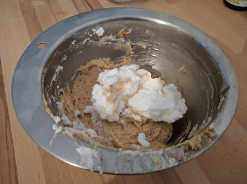 Biscuit noisette - Photo du mélange des blancs d'oeufs avec l'ppareil